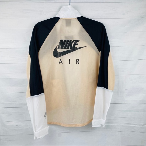 Nike| Women’s Nike Air light Jacket - Picture 3 of 10